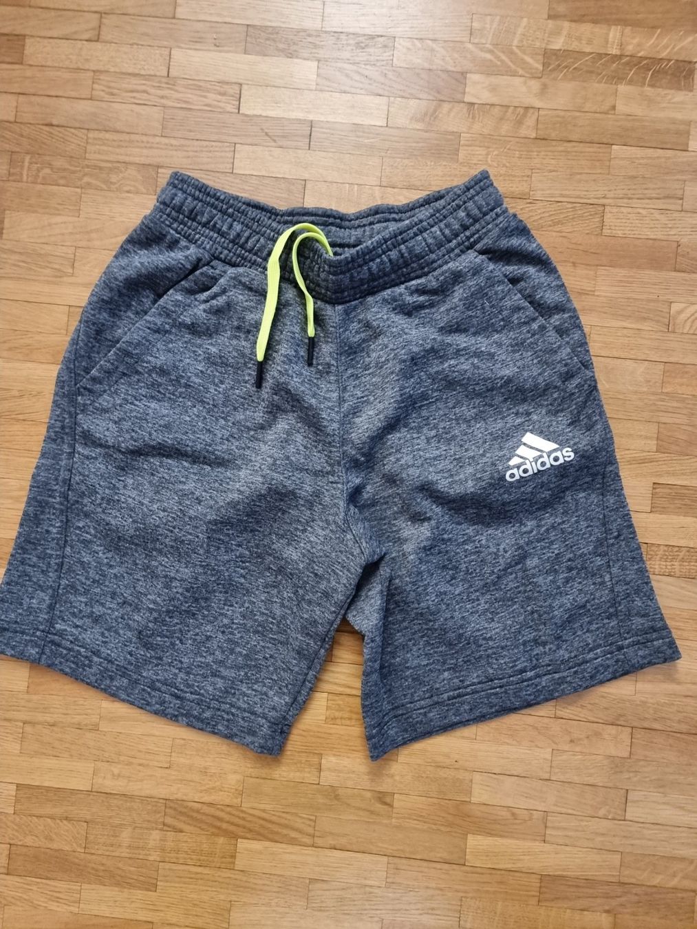 Adidas Pantaloni: Short sport gris Adidas pour Ado – Nuovo (secondo la descrizione) da Veyrier venduto da Leilazizou