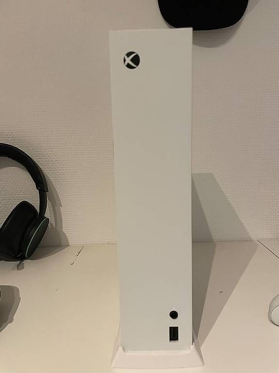 Console: Xbox series s mit 2 Controller und Headset – Usato da Herzogenbuchsee venduto da Andrew12 2