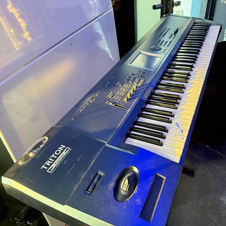 Korg Strumenti musicali: KORG Triton Extreme 76 | Ständer | Pedale | Softcase | Kabel – Usato da balzers venduto da ..m 1
