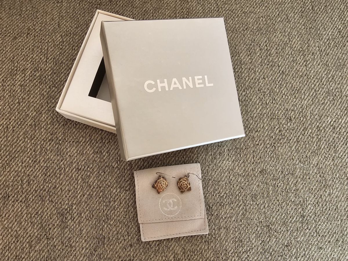 Chanel Ohrringe & -stecker: Chanel camélia en argent 925 – Neu (gemäss Beschreibung) aus Belmont-sur-Lausanne von lol_9t5w 2