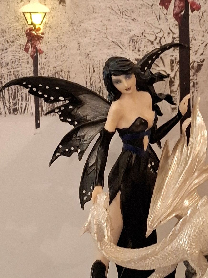 Statuette: ELFEN- FIGUR SCHWARZ MIT DRACHE WEISS – Nuovo (secondo la descrizione) da Gretzenbach venduto da schibaya 1