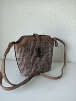 Sac à bandoulière tendance à carreaux.