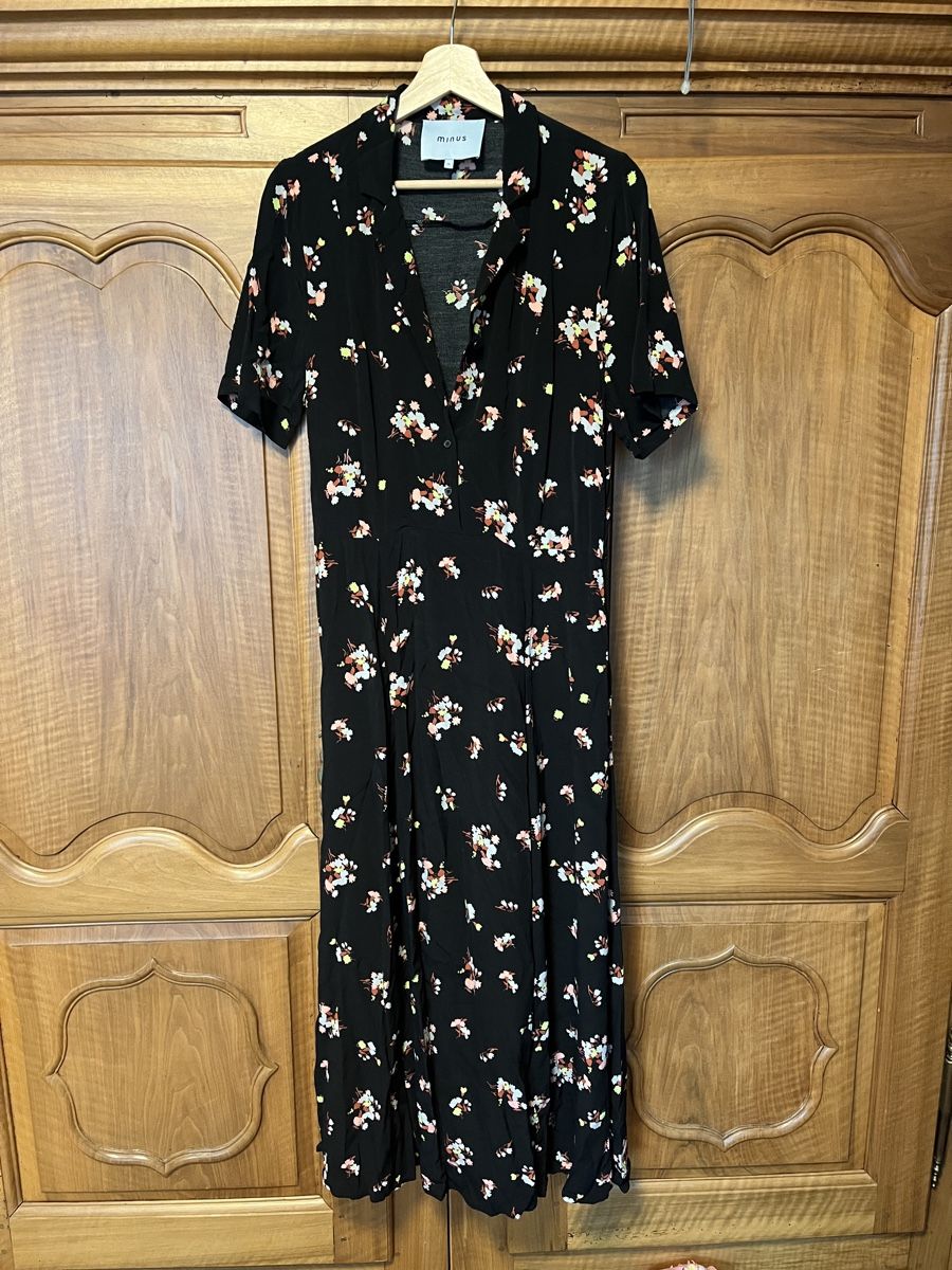 Kleider: Kleid Minus Blumenmuster schwarz Gr. 36 – Gebraucht aus Rotkreuz von zisii