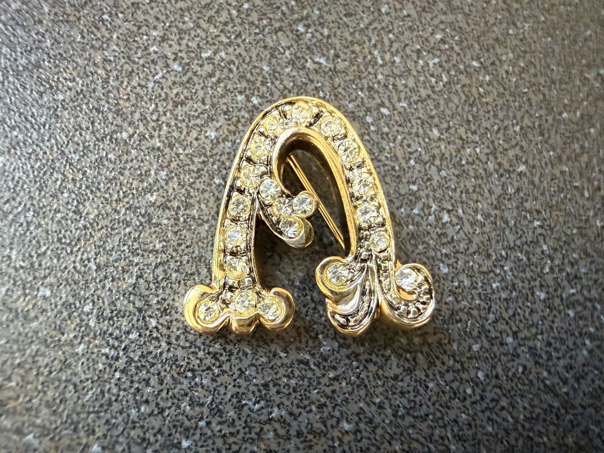 Broches & Aiguilles: Vintage-Brosche mit Initiale A goldfarben mit Strass. – Neuf (Voir description) à Lamone par LaCantinaMagica