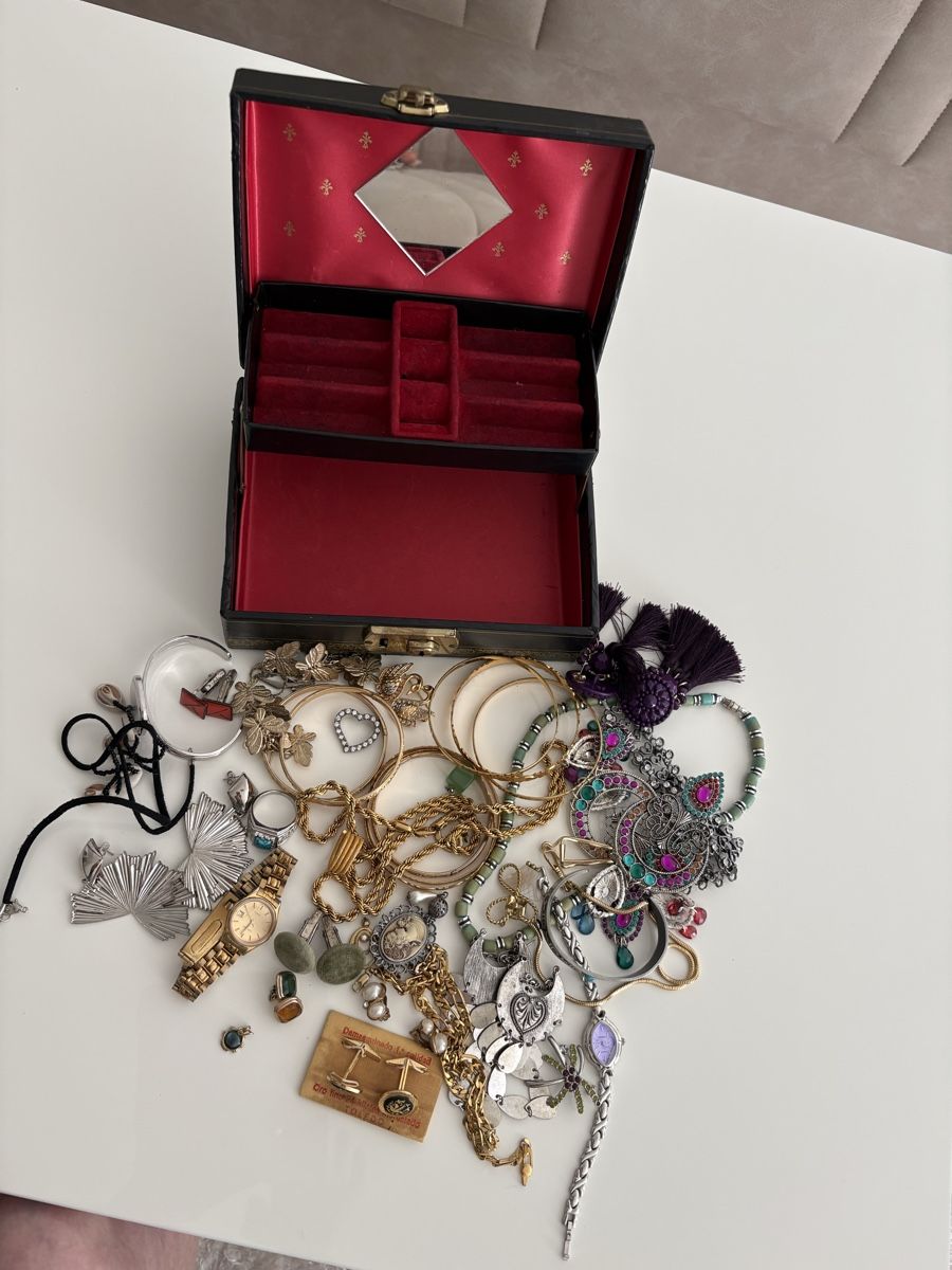 Autres bijoux: Schmuckschatulle mit viel Schmuck – D'occasion à Basel par tar92 1