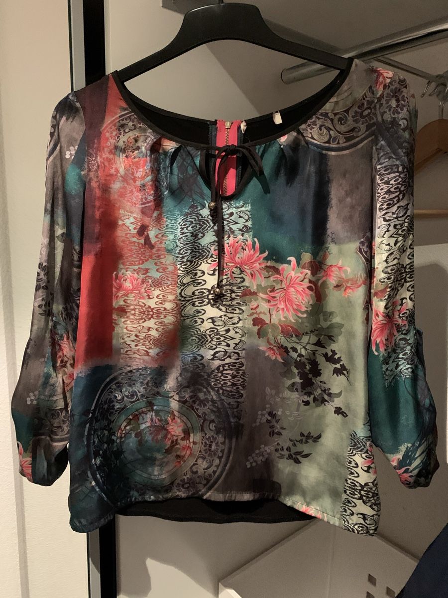 Blusen: Schöne Damenbluse. Italienische Mode. Grösse M – Gebraucht aus Ostermundigen von des_t9vv 1