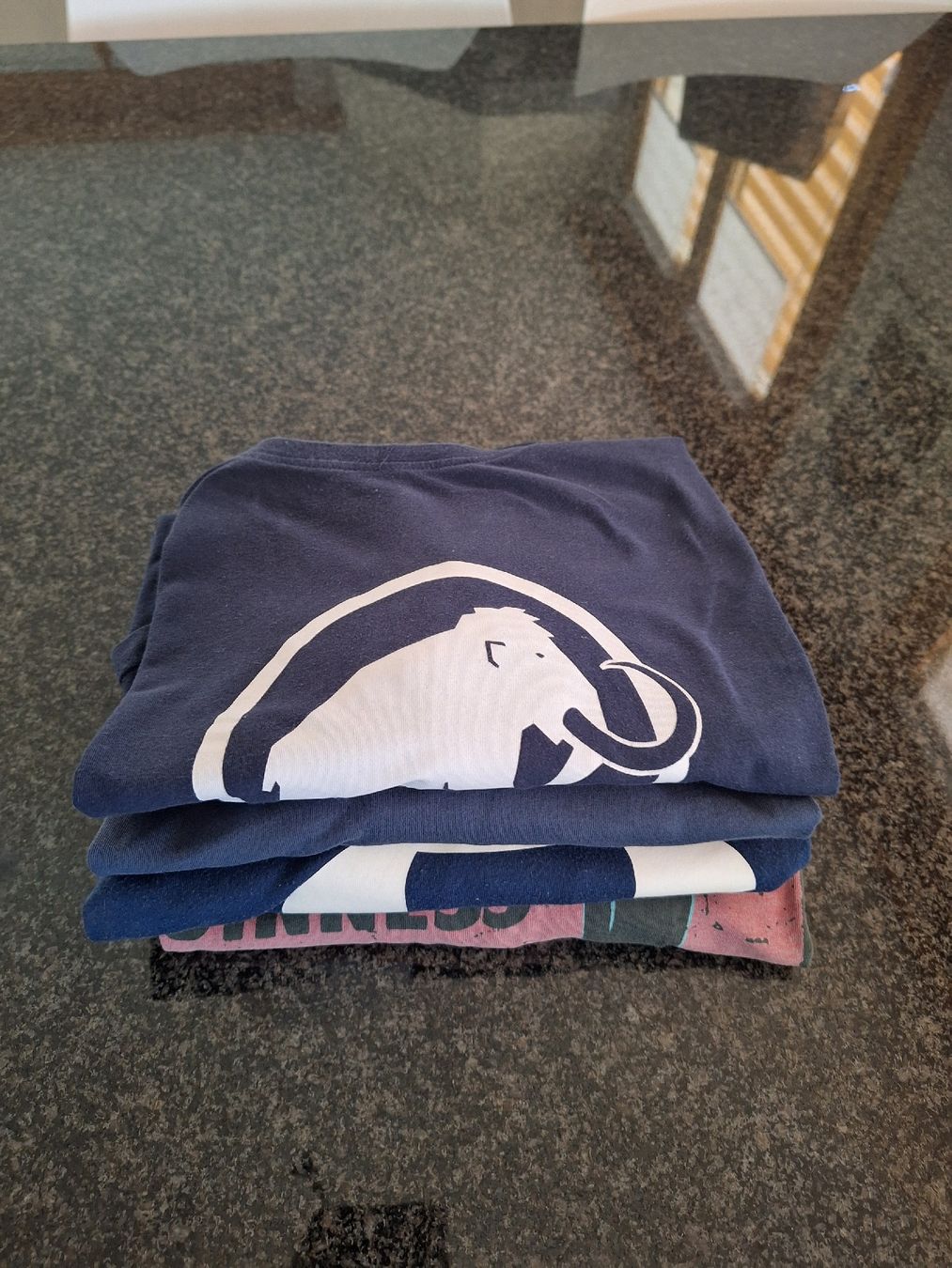 T-shirt: 4 Marken T shirts – Usato da schluein venduto da ciara011