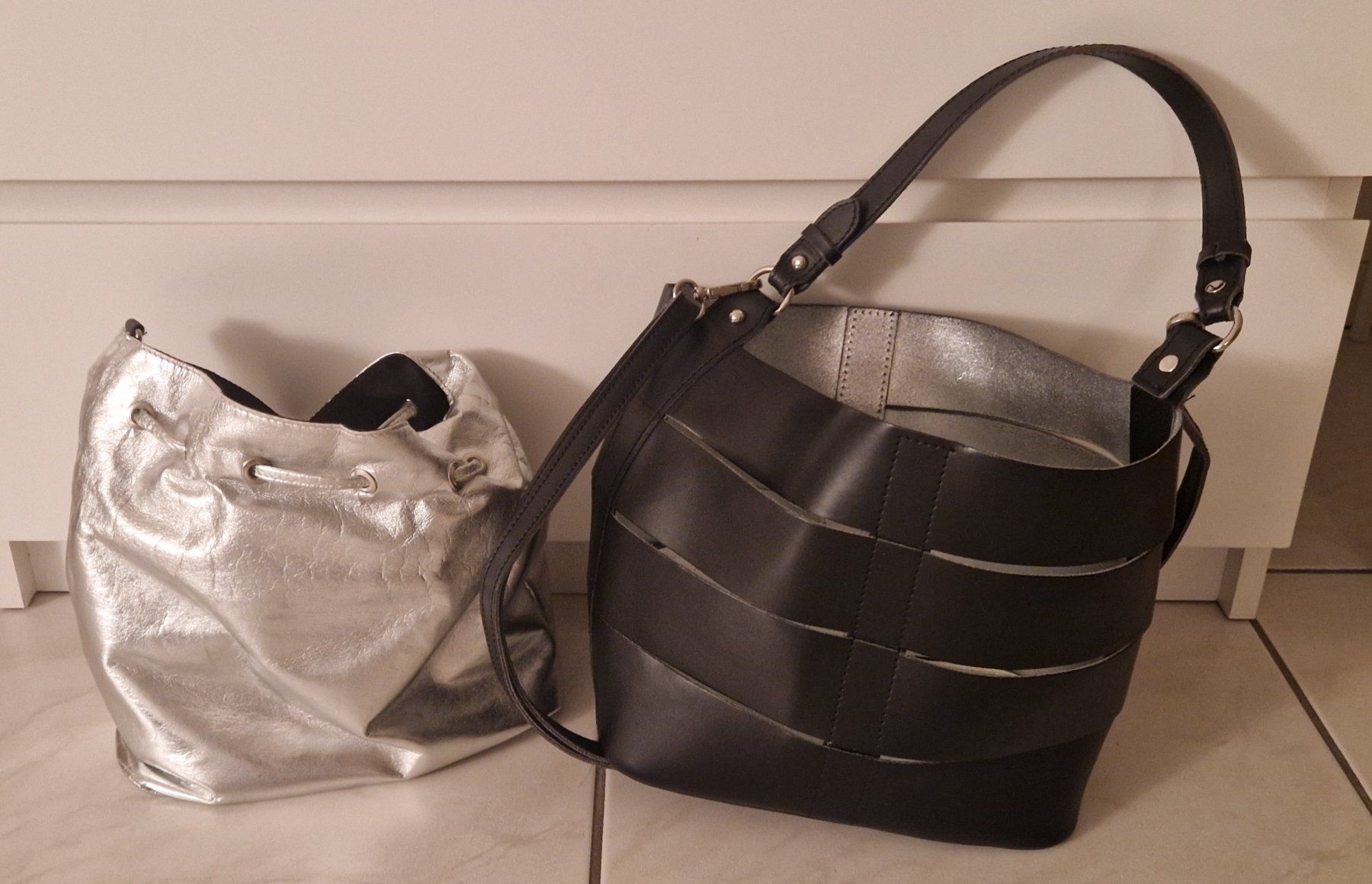 Sacs femmes: Beuteltasche Schwarz mit Silbernem Innenfutter – D'occasion à Itingen par Claudia.E 3