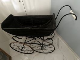 Antiker Kinderwagen aus Holz Metall schwarz dekorativ