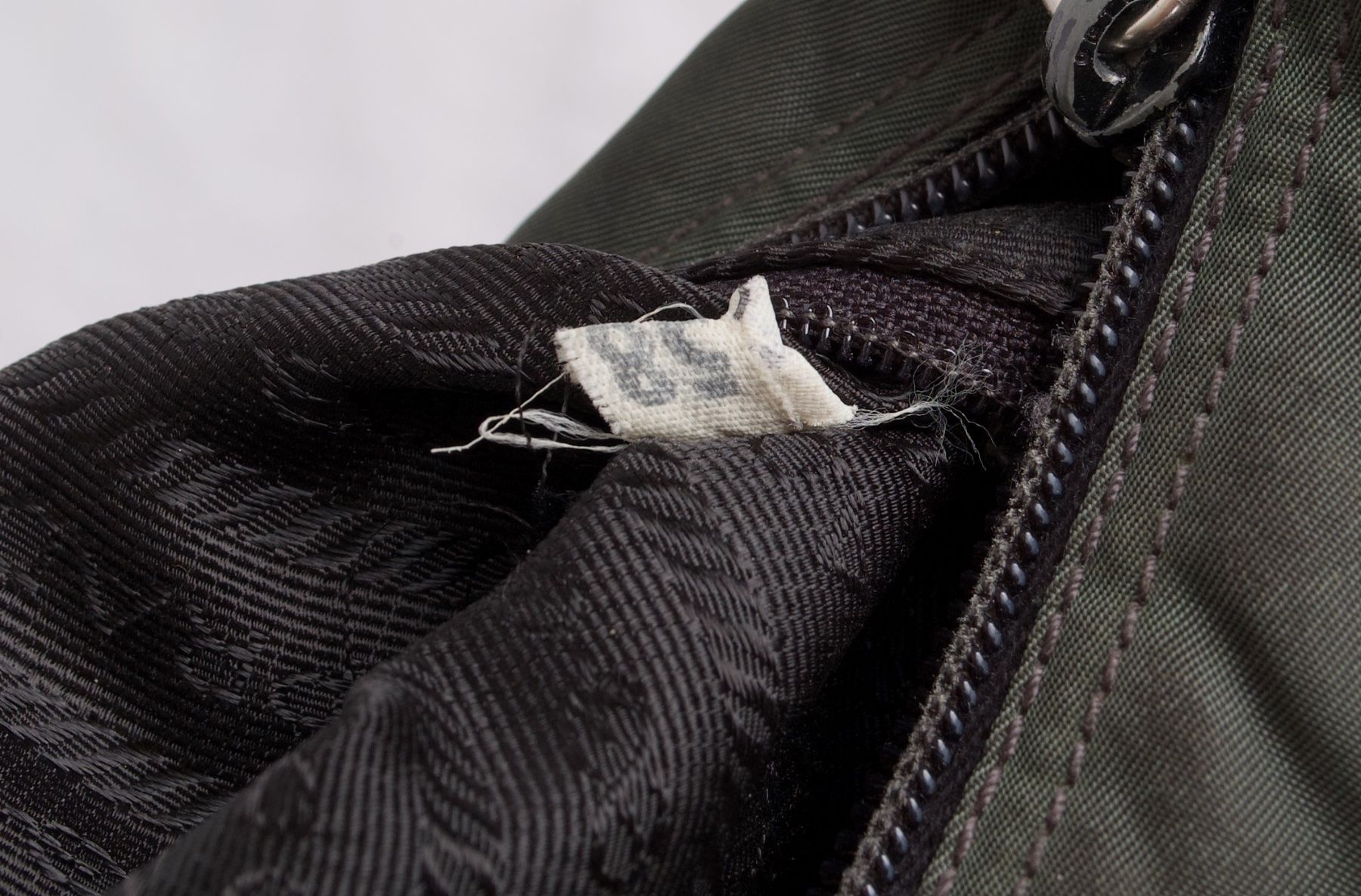 Prada Borse: AUTH PRADA GREEN NYLON SHOULDER CROSSBODY BAG. – Usato da Lausanne venduto da Lamedusac 9