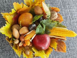 Herbstdekoration/ Früchten,Nüssen/ Blättern im Körbli
