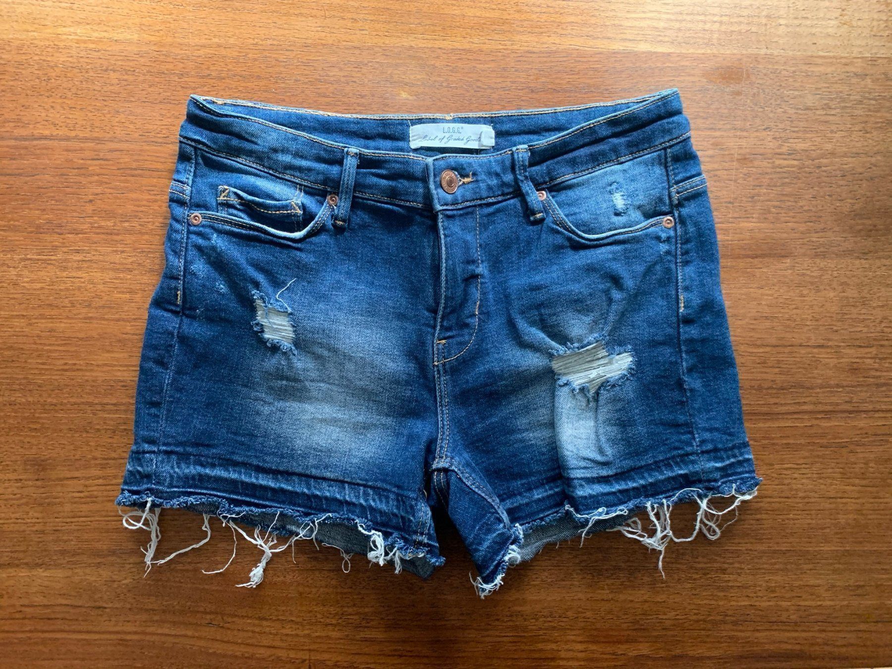 H&M Jeans: Destroyed Jeansshorts blau - 26 – Usato da Zürich venduto da Diazaio