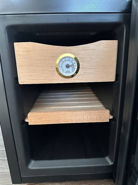 Humidificateurs: ELEGO Zigaretten Humidor  – D'occasion à Walliswil b.Wangen par Swiss-Trading-Bros