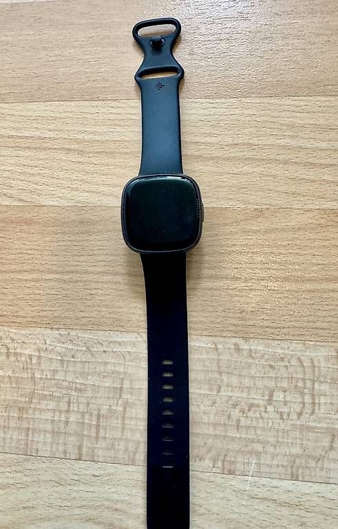 Smartwatch: Fitbit Versa 4 - Viel Zubehör – D'occasion à Malters par frangecko 1