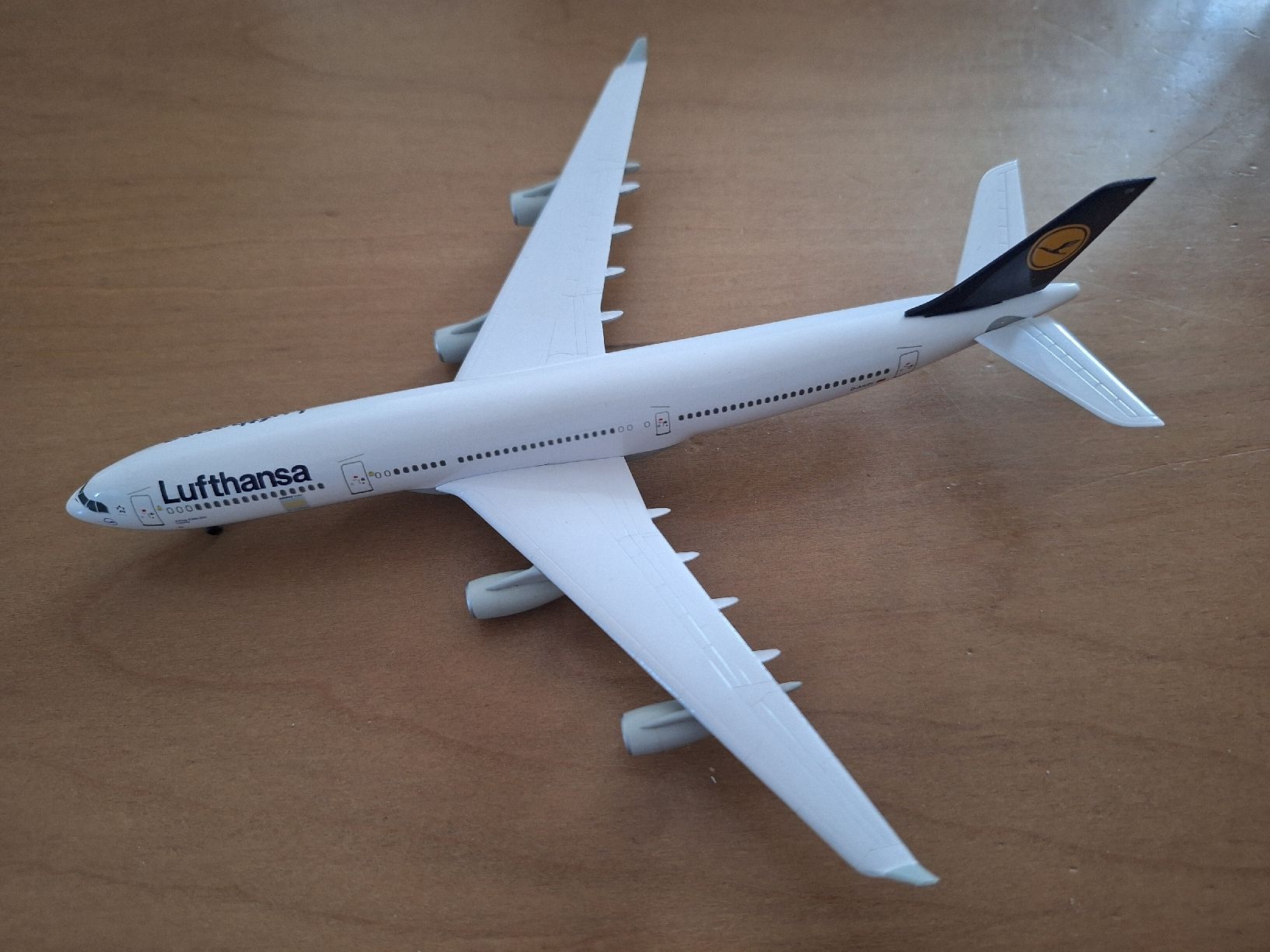 Airbus Kit di modellismo & Modellini statici: Lufthansa A340-311 Modell 1:400 D-AIGR – Usato da Sargans venduto da nicsam1815 1