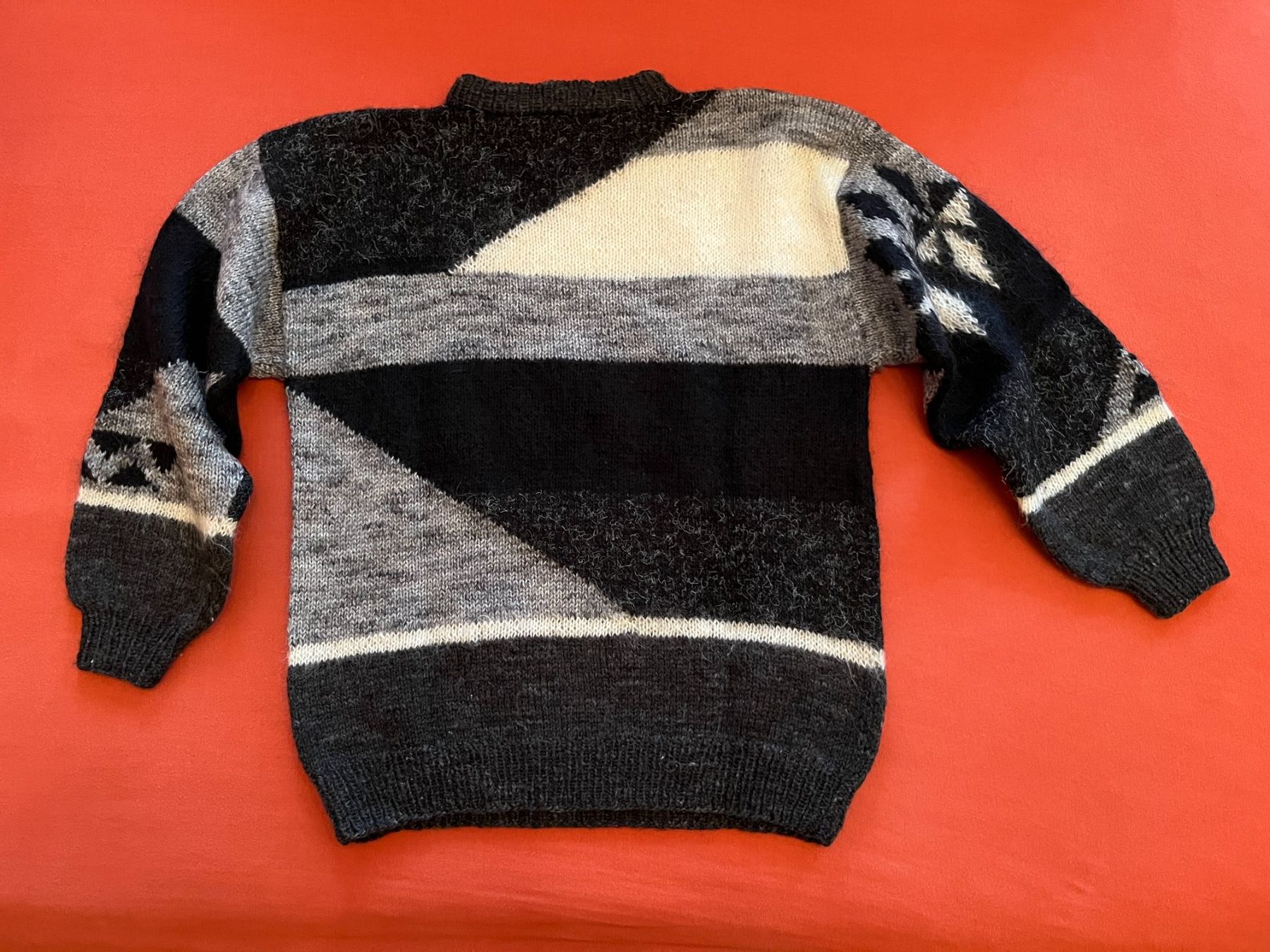 Pullover & Sweatshirts: Strickpullover gemustert schwarz grau gebraucht Zustand – Gebraucht aus Uetendorf von Florabella01 1