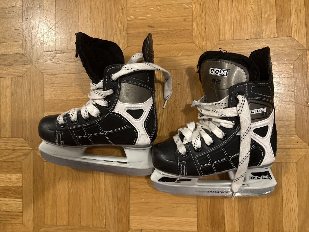 Ccm Pattini da ghiaccio: Eishockeyschlittschuhe CCM Grösse 28 – Usato da Kilchberg ZH venduto da rke_tf6m 2
