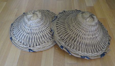 2 Antike Asiatische Strohhüte, Reishüte