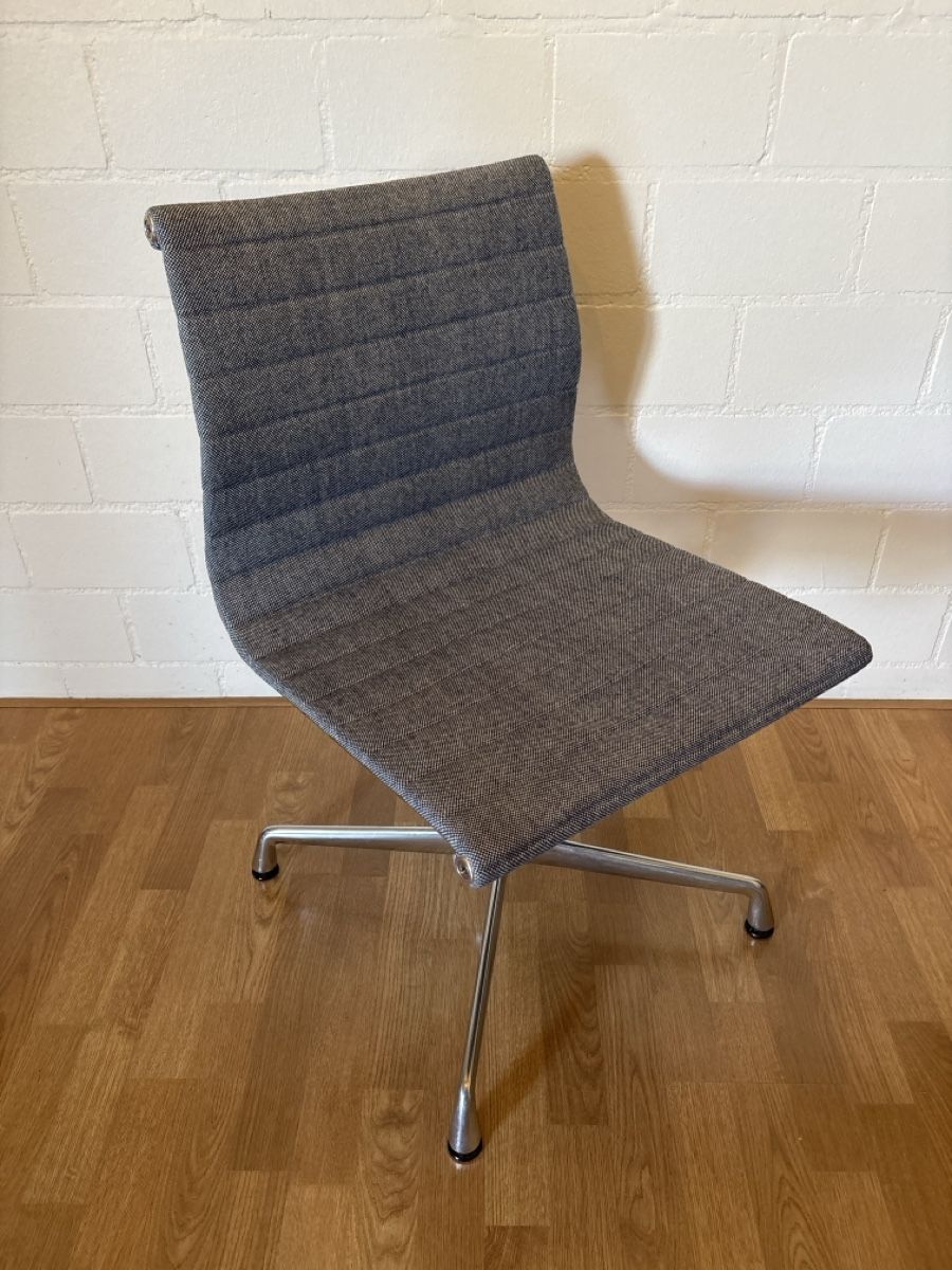 Vitra Chaises: Vitra Eames Alu Chair blau – D'occasion à Basel par magnummarine