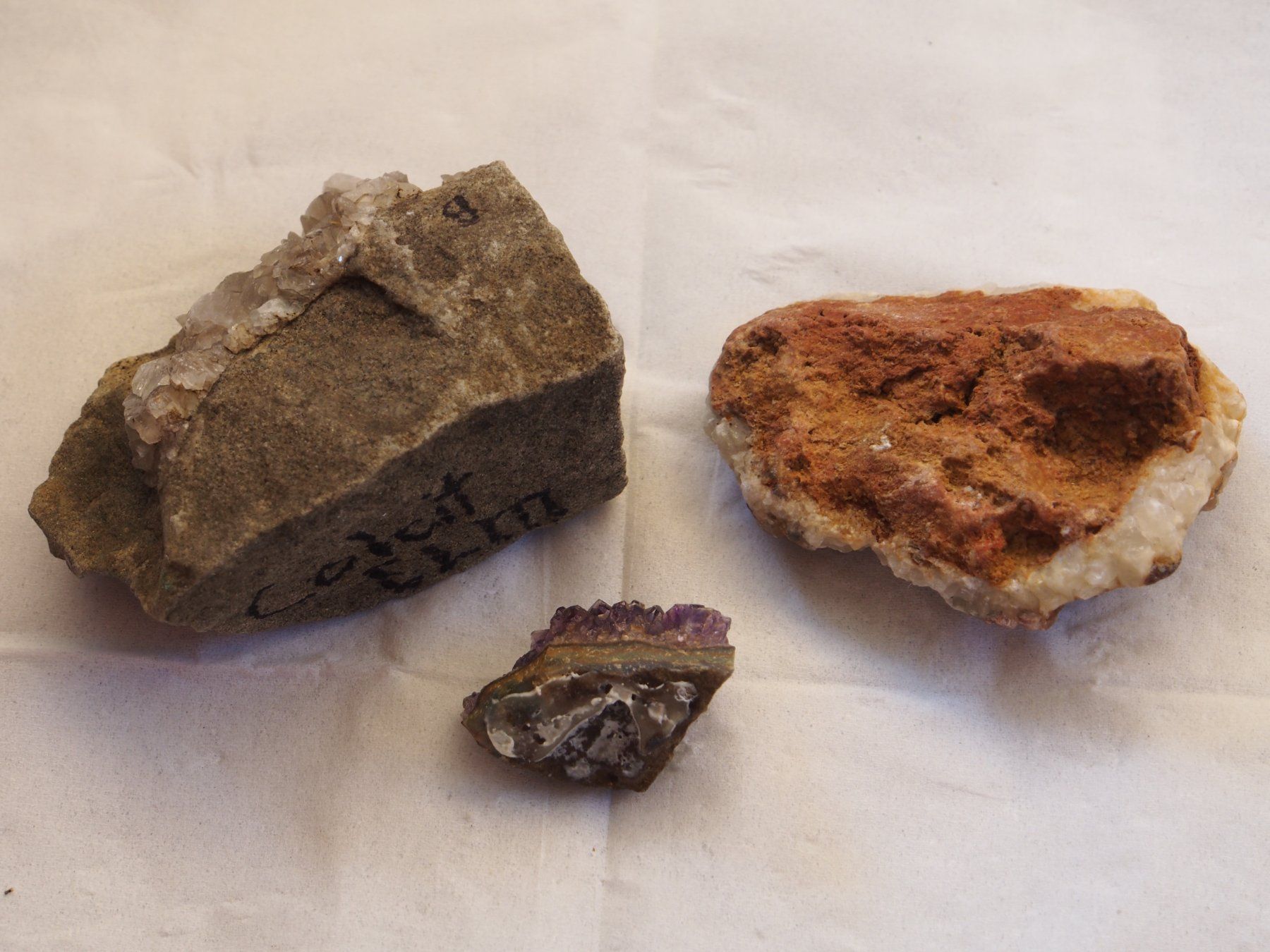 Minerali & Pietre curative: 14. calcit, améthyste, et ? 3 pierres – Usato da Ovronnaz venduto da Etagne68 1