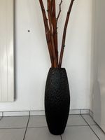 Boden-Vase schwarz mit Dekozweigen guter Zustand