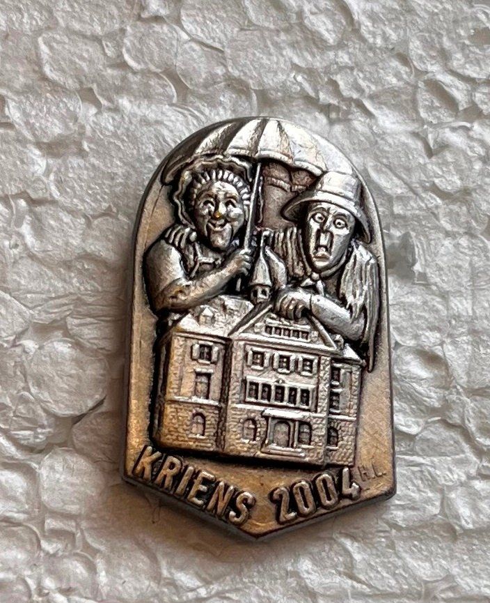 Krienser Plaketten & Abzeichen: Fasnachts Pin Kriens 2004 – Gebraucht aus Obernau von Wgnom