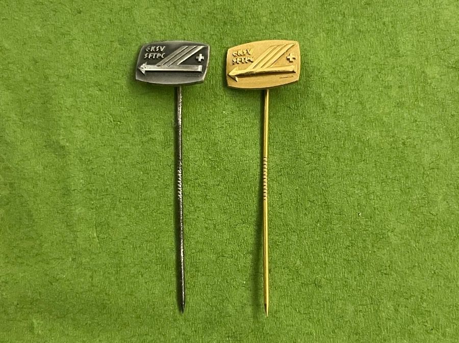Plaketten & Abzeichen: 2x Eishockey Abzeichen – Gebraucht aus Itingen von Bebbi6569 1