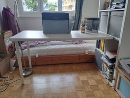 Schreibtisch