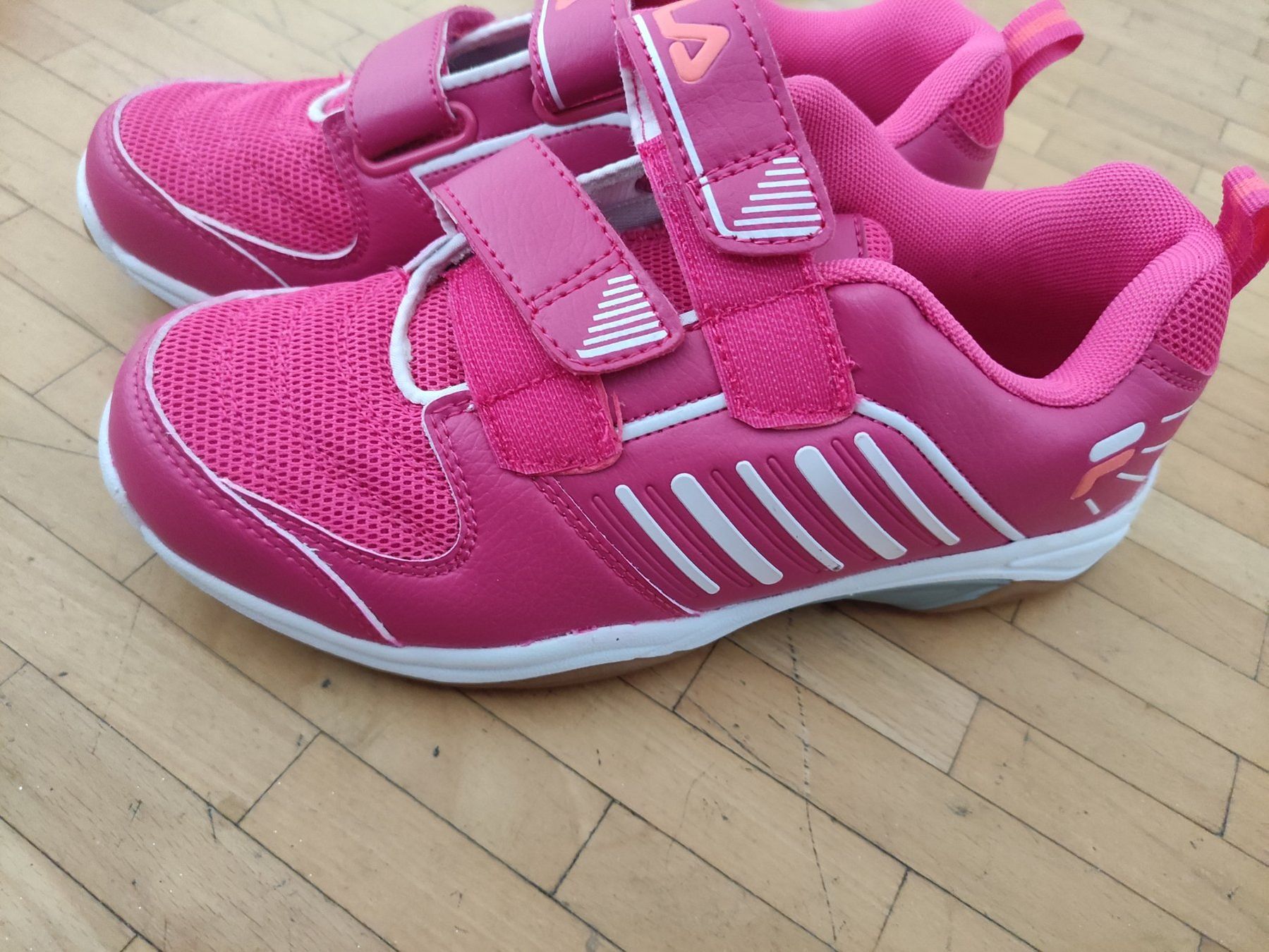 Chaussures hommes: Neu Fila Turnschuhe gr 35 oder 36 – Neuf avec emballage d'origine à Dagmersellen par L.Ga.