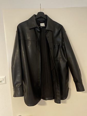 Schwarze H&M Hemdjacke im Lederlook, Grösse S