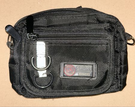 Schwarze Gürteltasche / Bauchtasche, sehr praktisch!