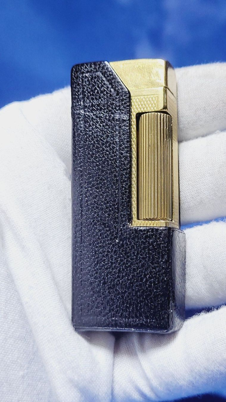 Dunhill Accendini: Dunhill Feuerzeug Benzin original Ledertasche & Box – Usato da Emmenbrücke venduto da Feuerzeugservice 1
