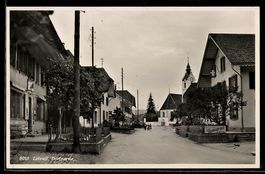 AK Lotzwil, Strassenpartie mit Restaurant und Kirchturm