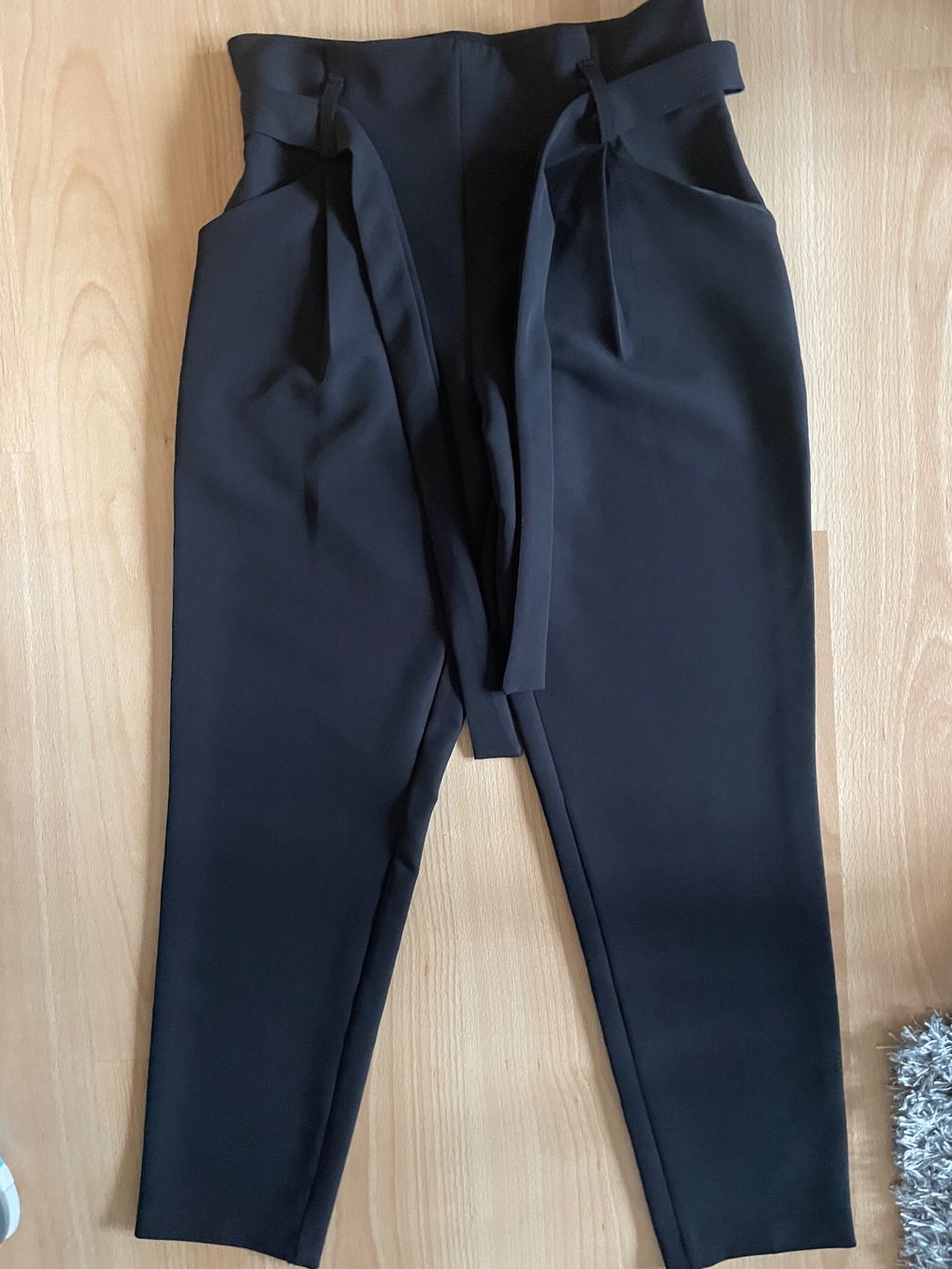 Please Jeans Pantaloni: Schwarze Hose von Please Gr M mit Bindegürtel – Nuovo e nell'imballaggio originale da Zürich venduto da Pony74