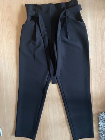 Schwarze Hose von Please Gr M mit Bindegürtel