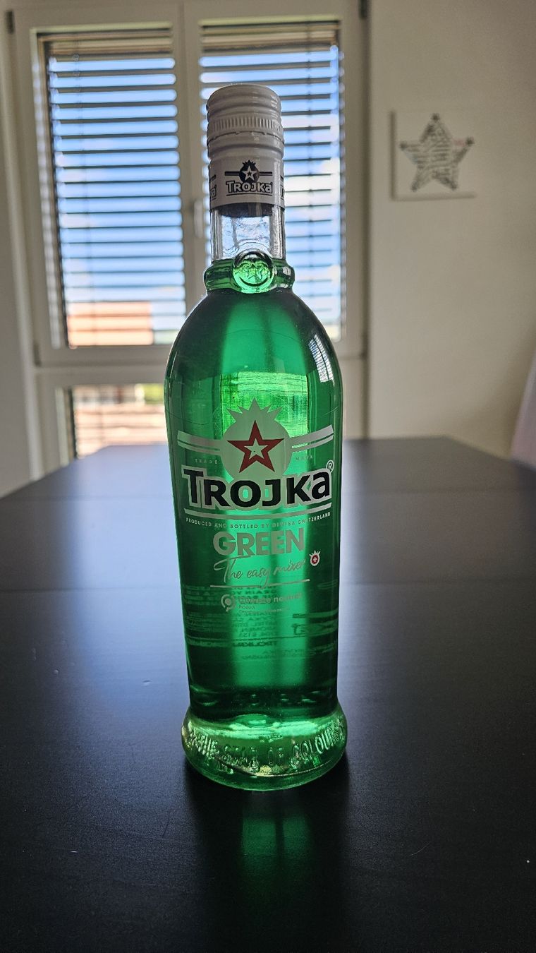 Trojka Bevande alcoliche: Trojka green - Vodka - 70 cl - 17% vol. – Nuovo e nell'imballaggio originale da Niederwil AG venduto da pat_fx2s