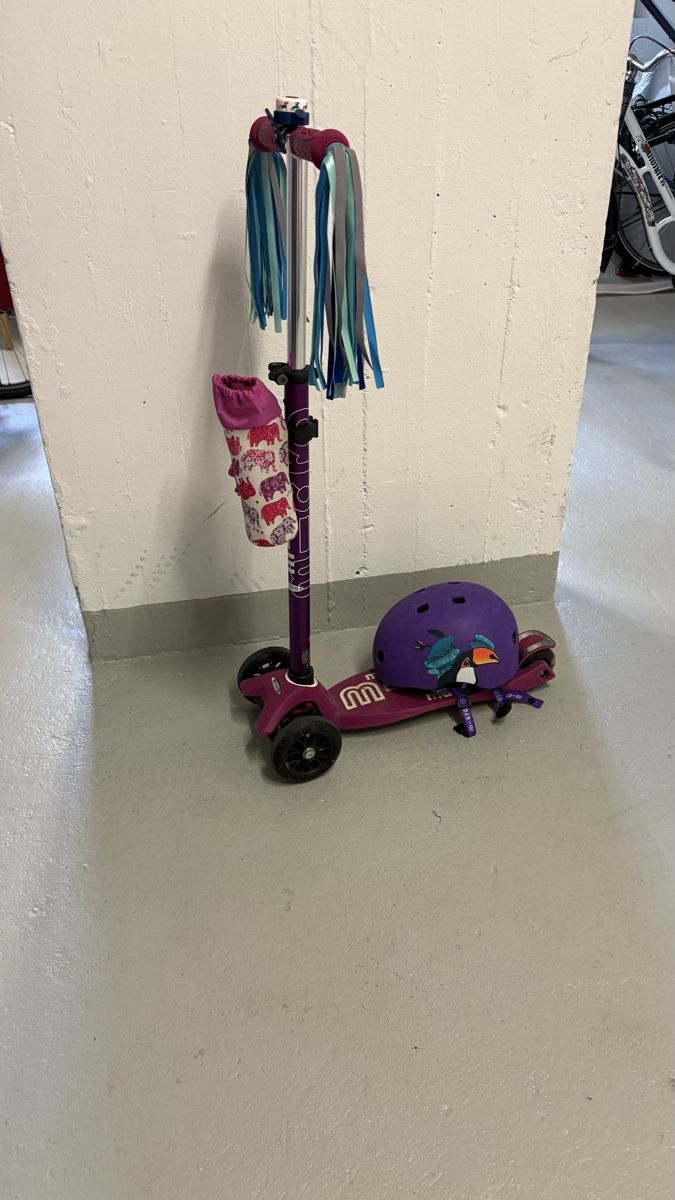 Micro Caschi: Micro Maxi Deluxe scooter + helmet – Usato da Kloten venduto da wer_26t5