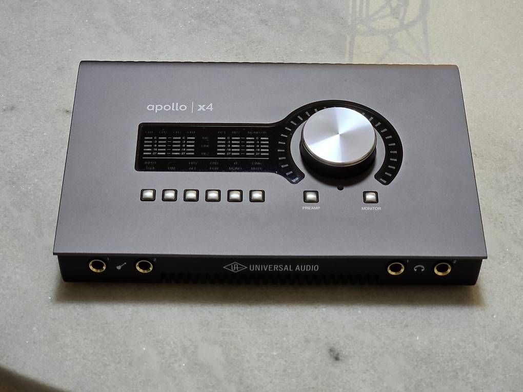 Neumann Microphones: Neumann U87AI Microphone  und Apollo X4 Interface – Neuf (Voir description) à Rickenbach LU par RenaultSportRS 1