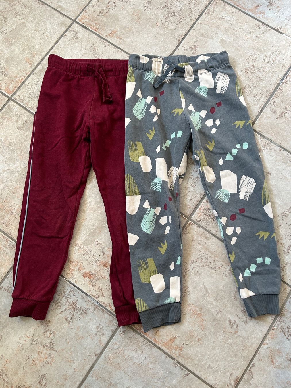 H&M Pantalons: Trainerhose 2 Stück, Gr. 128 – D'occasion à Reichenburg par nanuk015