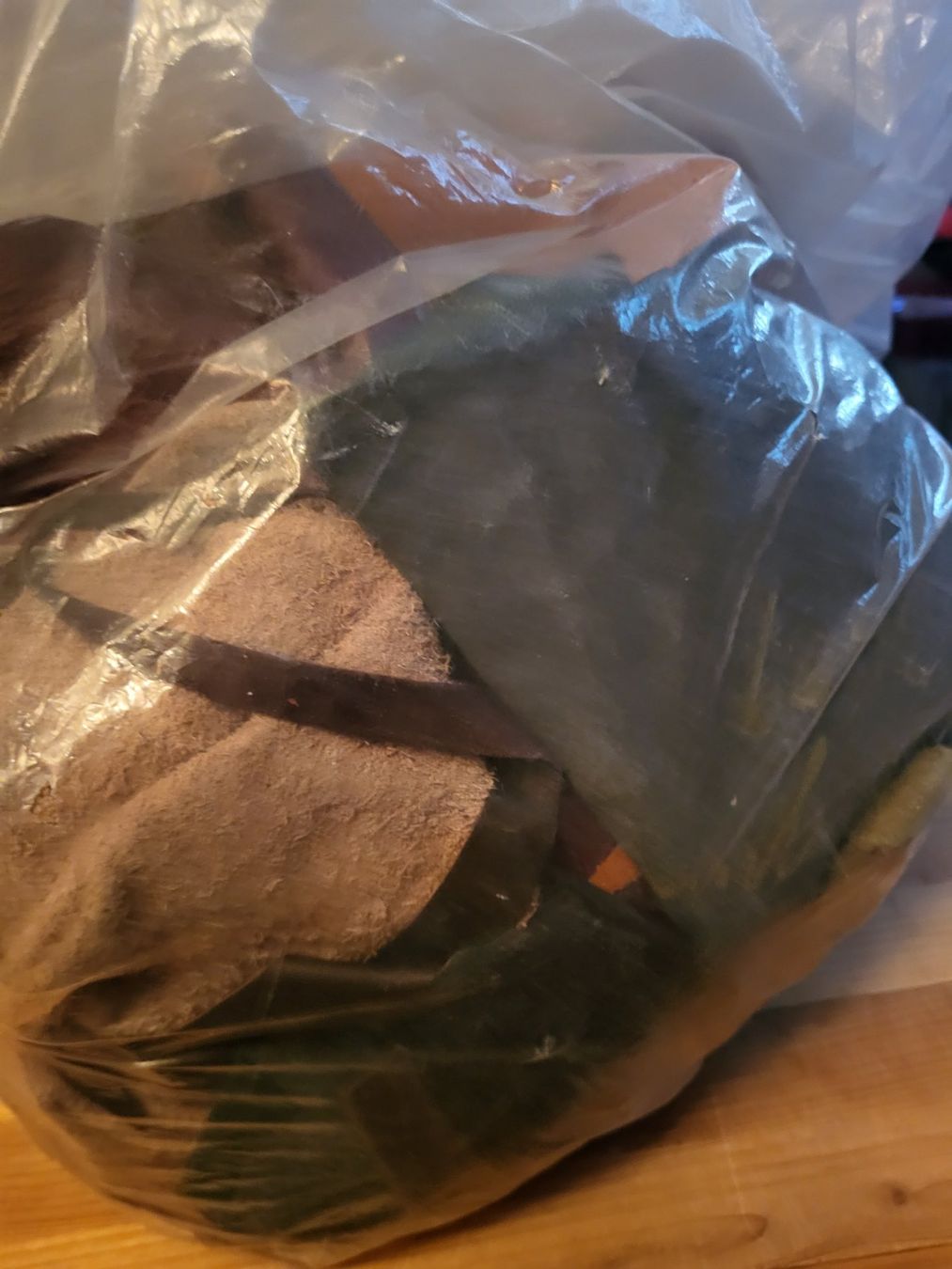 Tessuti: Grosser Sack mit Fell- und Lederresten, ca. 6 kg – Usato da Guggisberg venduto da Aegertenlehn 1