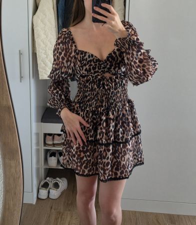 Schönes Kleid mit Leoprint, entspricht der Grösse S/M