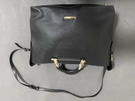 LYDC London Handtasche Schwarz mit goldenen Details