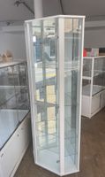 Eckvitrine mit Glastür, Spiegel und Licht 2 Stück verfügbar