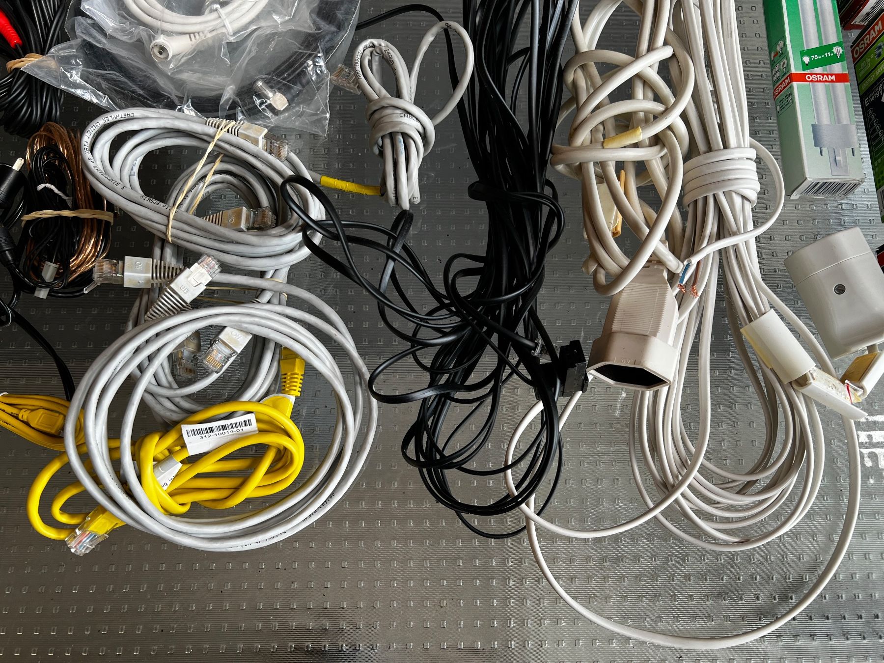 Cavi: Kabel und Leuchtmittel Mix, diverse Stecker – Usato da Häusernmoos venduto da adlerfedern 2