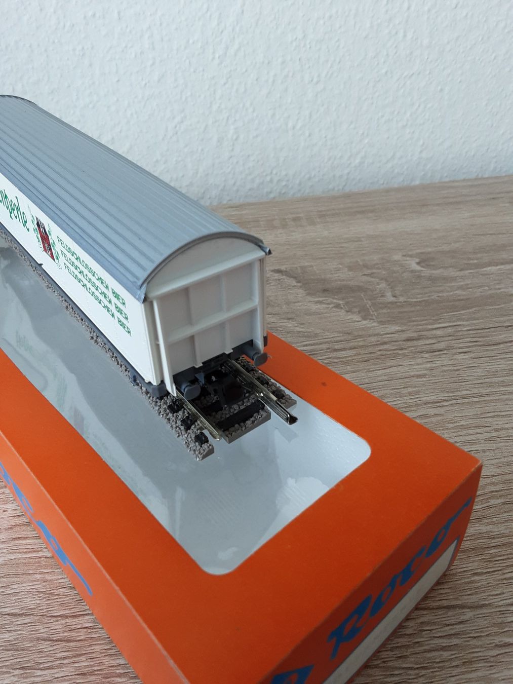 Roco Modellini di ferrovie: Roco Güterwagen SBB "Hopfenperle" in OVP – Usato da Zürich venduto da Rbaer1 2