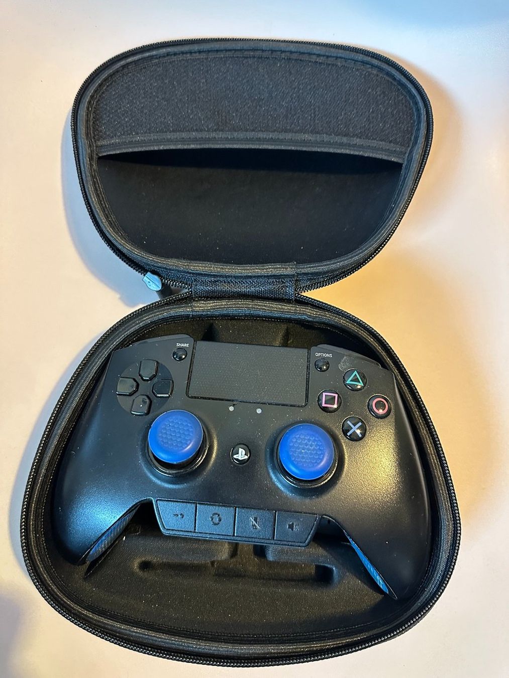Sony Manettes: Schwarze PS4 Controller – D'occasion à Nidau par EXP40