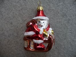 kleiner Weihnachtsmann auf Schlitten