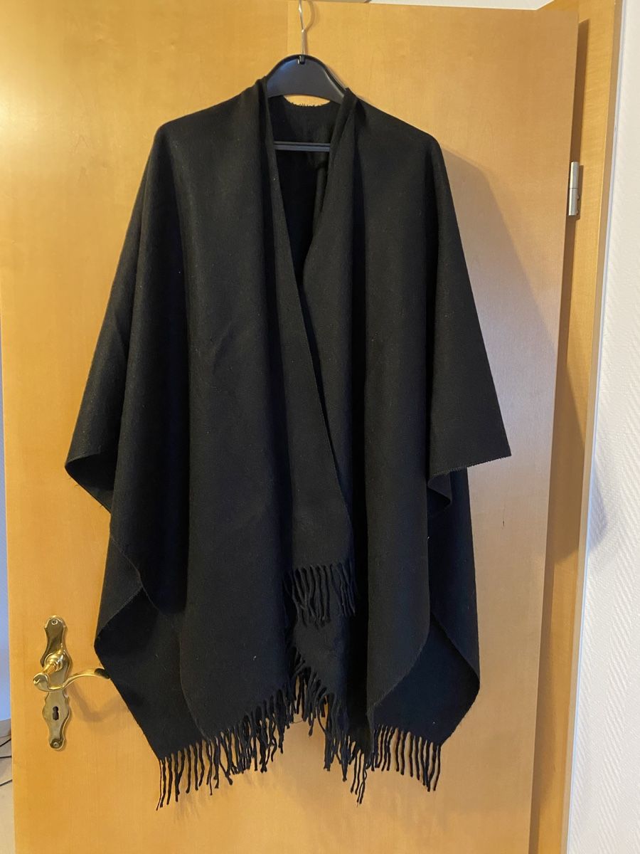 Giacche: Schicker Damenponcho schwarz mit Fransen Grösse M/L – Nuovo (secondo la descrizione) da Buchrain venduto da Sisi83 1