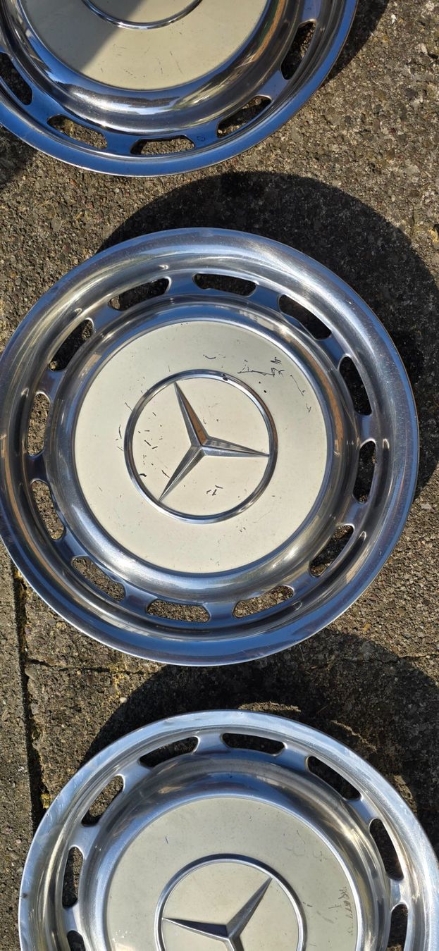 Mercedes-Benz Cerchioni: Originale W123 Mercedes Radkappen – Usato da Schänis venduto da mar_sv9x 1