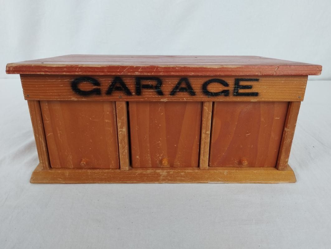 Spielzeuge: Antike Holz-Spielzeug-Garage – Gebraucht aus Schübelbach von Restwert_Schubelbach 1